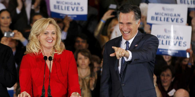 Mitt Romney y su esposa en Michigan, tras conocerse su victoria de esta noche. | Reuters