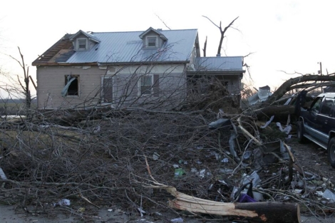 rboles destrozados junto a una casa en Chelsea, Indiana. | Reuters