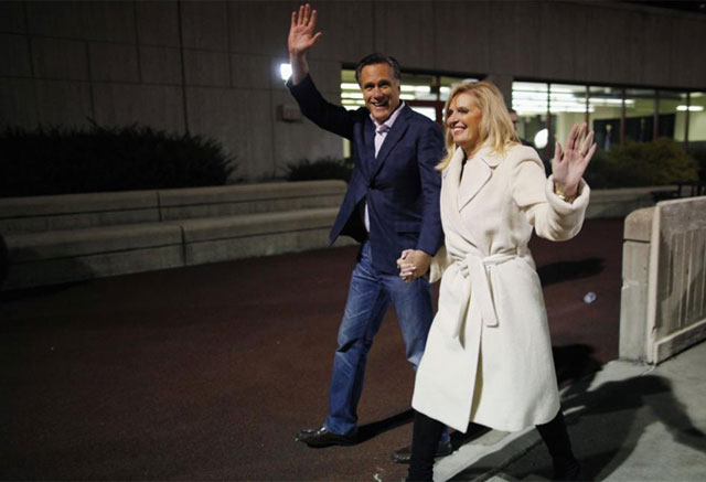 Romney y su mujer, anoche en Cincinnati. | Reuters