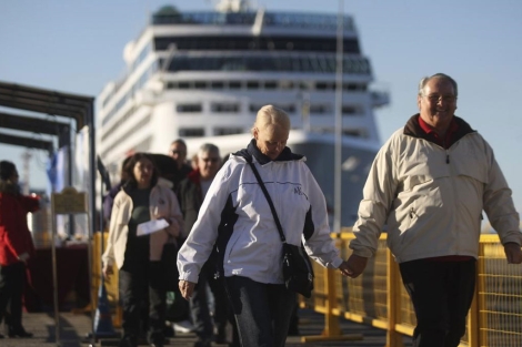 Desembarco del 'Adonia' en Punta Arenas, Chile, tras no poder hacerlo en Ushuaia.| Reuters
