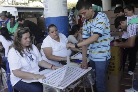 Recuento de votos al final de la jornada en San Salvador. | Efe