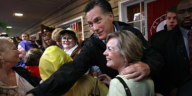 Mitt Romney, rodeado de seguidores, en Alabama. | Afp