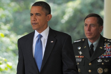 El presidente Obama junto al general Petraeus.| Afp