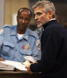 Clooney, tras ser detenido en la embajada de Sudn en Washington.| Afp
