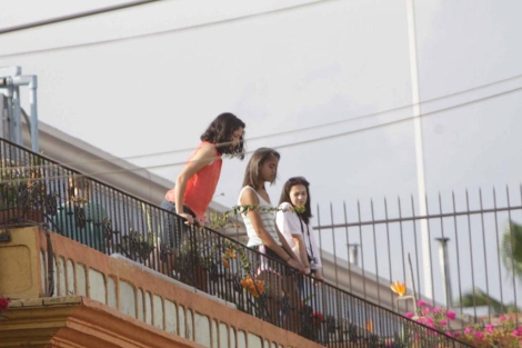 Malia Obama (c) con dos amigas en el complejo mexicano donde se alojan.| Efe