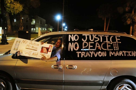 Una mujer pide justicia para Trayvon Martin en las inmediaciones de la Polica de Florida. | Reuters