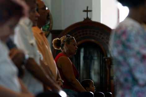 Feligreses en el Santuario de la Virgen de la Caridad del Cobre en Santiago de Cuba. | Efe
