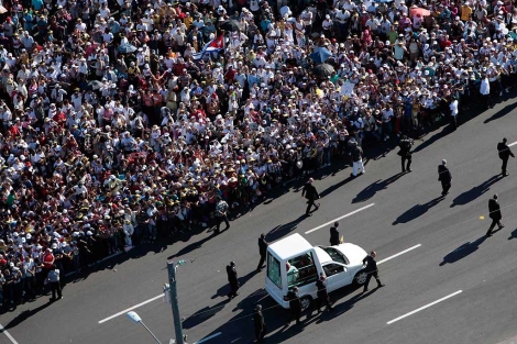Miles de personas se agolpan ante la llegada del Papa. | Reuters