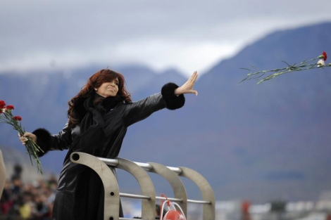Cristina Fernndez lanza flores en la baha de Ushuaia.| Reuters
