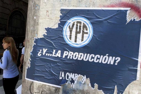 Un cartel sobre YPF en Buenos Aires.| Efe