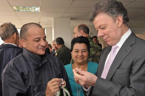 Jos Libardo Forero (izda.) habla con el presidente Santos (dcha.). | Reuters