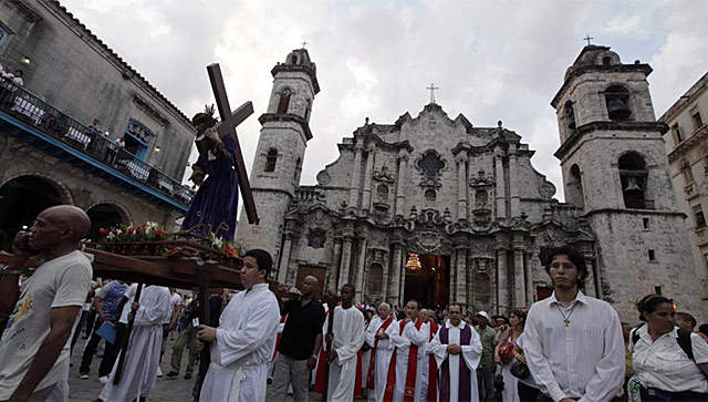 Celebracin del Via Crucis frente a la catedral de La Habana. | Reuters