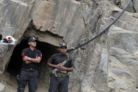 Policas custodian la entrada a la mina. | Reuters