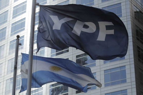 Detalles de las banderas de Argentina y de la petrolera YPF. | Efe