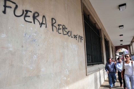 Un grafiti contra Repsol en un edificio de Buenos Aires.| Efe