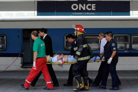 Transportan a un pasajero herido en el tren accidentado. | Reuters