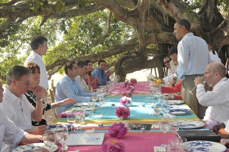 Obama (dcha.) junto al presidente Santos (izda.) en un encuentro bilateral. | Reuters