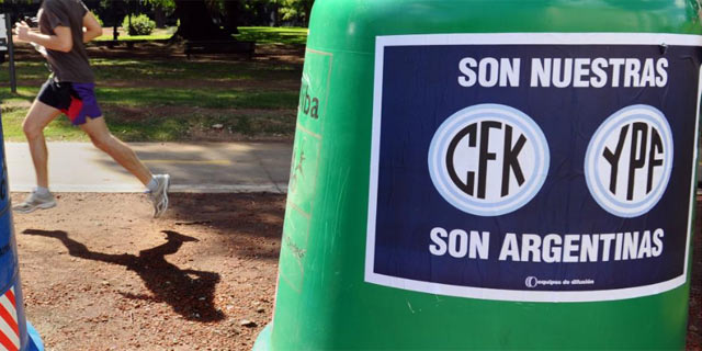 Carteles que apoyan la expropiacin de YPF, en Buenos Aires. | Afp