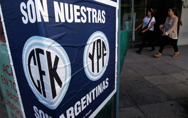 Un cartel en Buenos Aires donde se reclama la propiedad de YPF. | Reuters