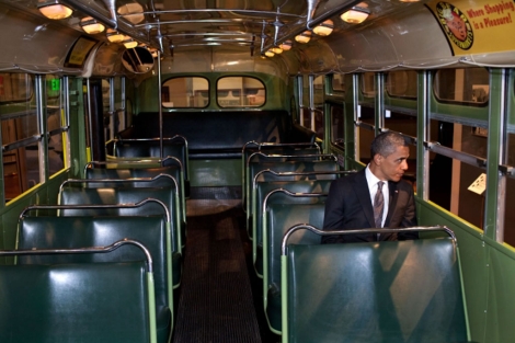 El presidente de EEUU, Barack Obama, en el lugar que ocup Rosa Parks. | Casa Blanca