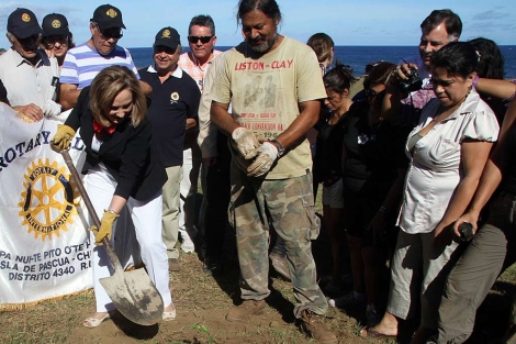 La mujer del presidente plantando un toromiro.
