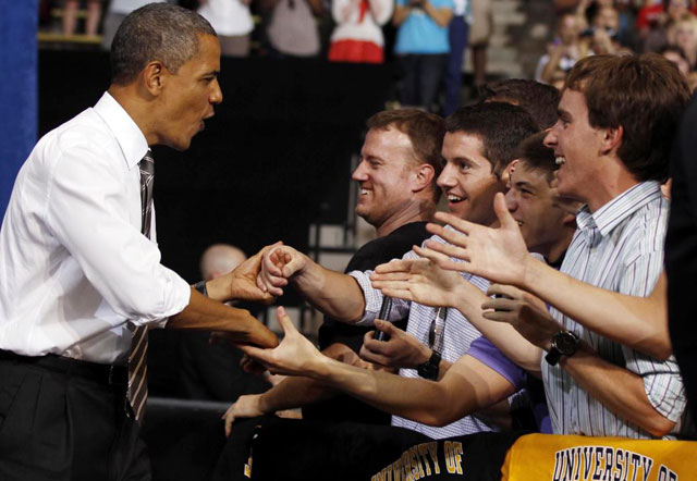 Barack Obama saluda a los estudiantes en la Universidad de California.| Reuters