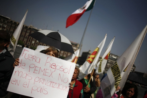 Una mujer protesta en México contra la posible privatización de Pemex. | Reuters