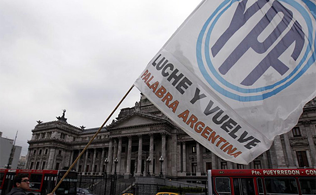Banderas a favor de la expropiacin frente al Congreso argentino. | Reuters