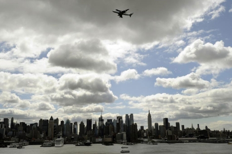 El Enterprise sobrevuela el skyline de Manhattan.| Afp
