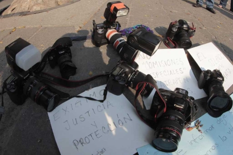 Los periodistas dejaron sus cmaras en el suelo para pedir justicia por Regina.| Reuters