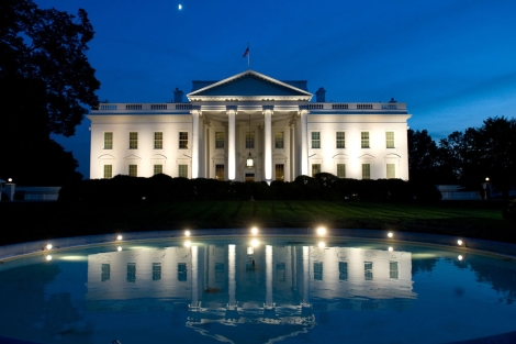 Fachada de la Casa Blanca iluminada por la noche. | Afp