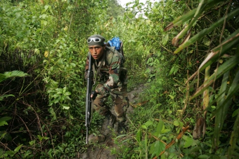 Un soldado patrullando por la selva peruana.