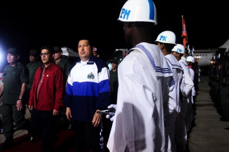 Chvez pasa revista a los militares a su llegada a Venezuela. | Afp