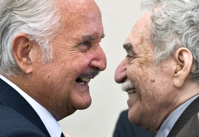 El escritor mexicano, Carlos Fuentes, con su amigo Gabriel Garca Mrquez. | Afp