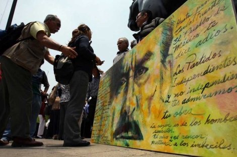 Un retrato de Carlos Fuentes junto al Palacio de Bellas Artes.| Efe