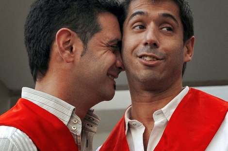 Una pareja de homosexuales, tras casarse en Buenos Aires.
