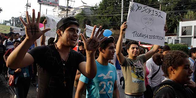 Los estudiantes mexicanos, durante la manifestación de este miércoles. | Reuters