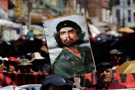 Imagen del 'Che' utilizada durante una protesta en La Paz. | Reuters