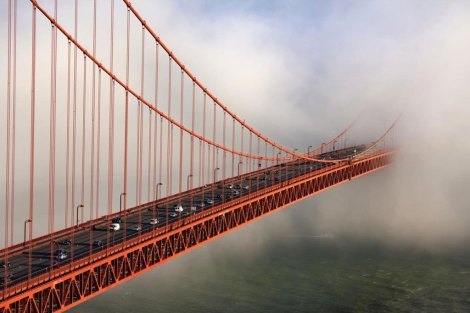 El puente entre la niebla. | Roberto Iván Cano