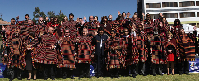 Evo Morales (en el centro) posa para la foto oficial de la asamblea de la OEA. | Efe