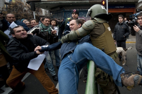 Detractores y seguidores de Augusto Pinochet se enfrentan en Santiago. | Afp