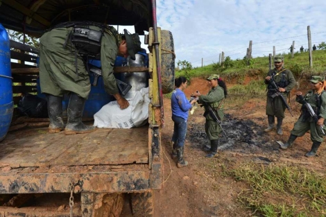 Guerrilleros de las FARC descargan un camin en la regin del Caquet.| Afp