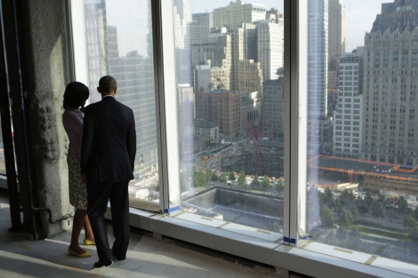 Los Obama, en una de las plantas del World Trade Center. | Efe