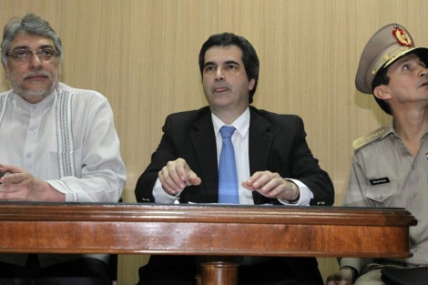 El presidente Lugo, el ministro del Interior y el jefe de polica hablan de lo sucedido.| Efe