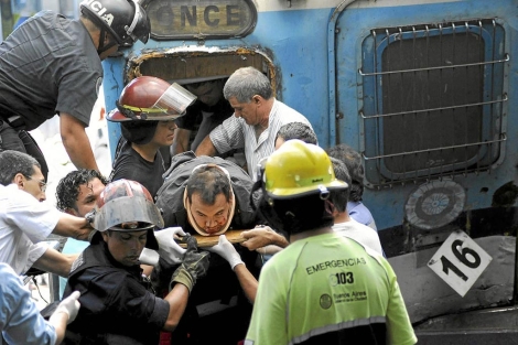 Un equipo de emergencia rescatan del tren a un herido en el accidente.| Reuters
