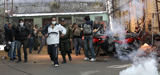 Policas ocupan violentamente un cuartel cercano al Palacio presidencial. | Efe