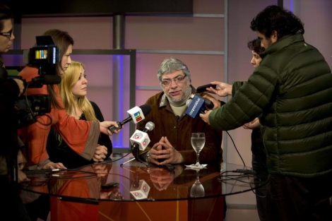 El ex presidente de Paraguay, Fernando Lugo, da una rueda de prensa en la Tv pblica. | Afp
