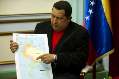 Chvez seala Paraguay en un mapa. | Afp