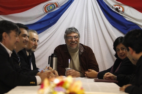 Fernando Lugo, reunido con sus ministros en el 'gabinete de restauracin'. | Reuters
