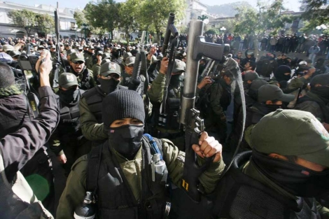 Los policas protestan en la plaza de Murillo.| Reuters